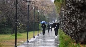 Antalya'da Sağanak Yağış Hayatı Olumsuz Etkiledi