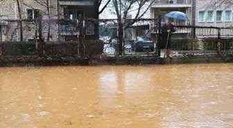 Muğla'nın Menteşe ilçesinde sağanak ve fırtına hayatı olumsuz etkiliyor