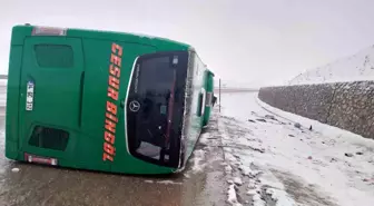 Bingöl'de Kar Yağışıyla Buzlanan Yolda Otobüs Devrildi: 2 Ölü, 16 Yaralı