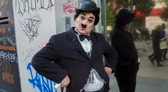 Charlie Chaplin'in ünlü 'Şarlo' karakteriyle Kadıköy sokaklarında neşe saçıyor