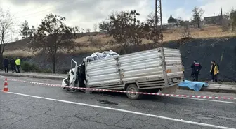 Gaziantep'te Kamyonet Tıra Çarptı: 1 Ölü