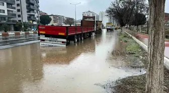 Aydın'da Kuvvetli Sağanak Yağış Karayolunu Göle Çeviriyor