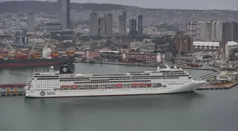 MSC Sinfonia Gemisi İzmir Limanı'na Demir Attı