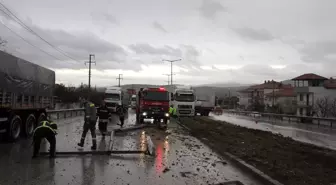 Yağmurda Kayganlaşan Yolda Tır Kontrolden Çıktı, Büyük Facia Önlenildi