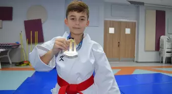 7 Yaşındaki Deniz Aydemir, Uluslararası Karate Şampiyonu Oldu