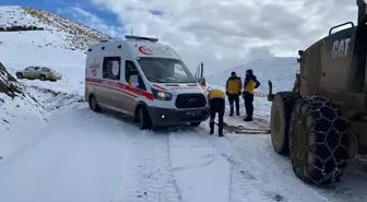 Siirt'te Kar Nedeniyle Mahsur Kalan Ambulans Kurtarıldı