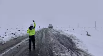 Afyonkarahisar'da Kar Yağışı Trafiği Olumsuz Etkiliyor