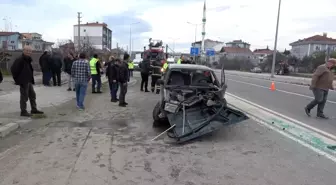 Samsun'da Aydınlatma Direğine Çarpan Otomobil Hurdaya Döndü, 2 Yaralı