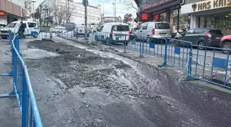 Güngören'de Yol Çökmesi ve Kanalizasyon Patladı, Esnaf Mağdur