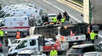 İstanbul'da Servis Aracına Çarpan Hafif Ticari Araç Kazası: 10 Yaralı