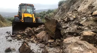 Ödemiş'te Sağanak Nedeniyle Heyelan, Yol Kapandı