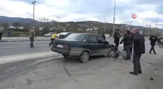 Otomobil Aydınlatma Direğine Çarptı: 2 Yaralı