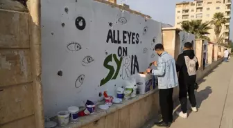 Suriye'de Deyrizorlu gençler, çizdikleri grafitilerle kentteki Baas rejiminin izlerini siliyor