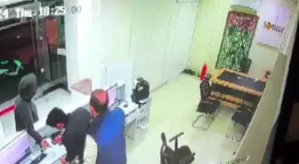 Adana'da döviz bürosunda silahlı soygun ve rehin alma anı kamerada
