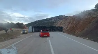 Konya'da Devrilen Tırın Sürücüsü Yaralandı