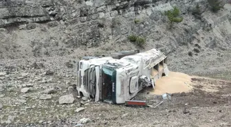 Bolu'da Devrilen Kamyonun Sürücüsü Yaralandı