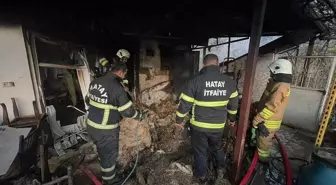 Hatay'da Tek Katlı Evin Çatısında Yangın Çıktı