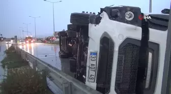 Mersin'de Yağışlı Havada Tır Devrildi