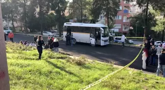 İzmir'de Okul Servisi Tıra Çarptı: 1 Öğrenci Hayatını Kaybetti