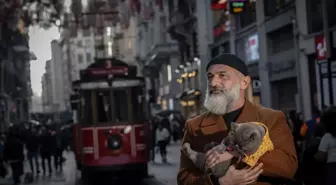 Sahibinin omzunda taşıyarak gezdirdiği kedi adeta İstanbul'un seyyahı oldu