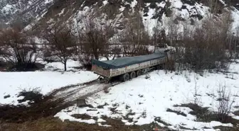 Tunceli'de Şeker Yüklü Tır Şarampole Yuvarlandı