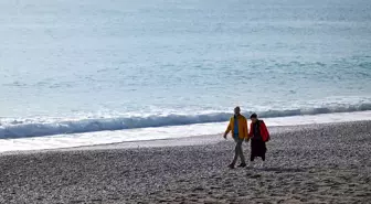 Antalya'da Güneşli Hava, Sahilleri Doldurdu