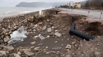 Cide'de Fırtına Sebebiyle Sahil Yolunda Hasar Oluştu