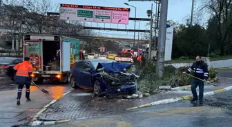 Şişli'de Direğe Çarpan Araçta Yangın Çıktı, İki Yaralı