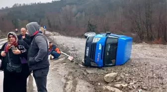 Sinop'ta MNG Kargo Minibüsü Devrildi, Maddi Hasar Oluştu