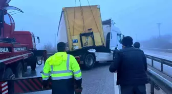 Tosya'da Yoğun Sis Trafiği Felç Etti