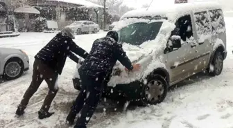 Elazığ'da Kar Yağışı Sonrası Jandarma Sürücülere Yardım Etti