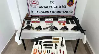 Antalya'nın Kepez İlçesinde Ruhsatsız Silah ve Uyuşturucu Operasyonu