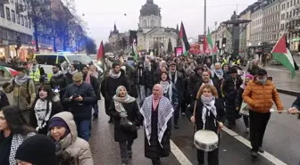 İsveç'te Yüzlerce Kişi İsrail Saldırılarını Protesto Etti