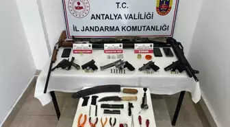 Antalya'da Ruhsatsız Silah ve Uyuşturucu Operasyonu