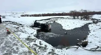 Ağrı'da Akaryakıt Yüklü Tanker Devrildi: Sürücü Yaralı