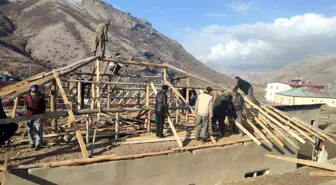 Hakkari'de Şiddetli Rüzgar Çatıyı Uçurdu