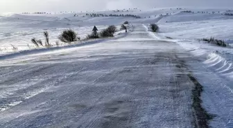 Sarıkamış'ta Kar Yağışı Sonrası Çocuklar Kızak Keyfi Yaşıyor