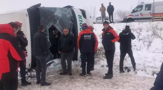 Kars'ta yolcu otobüsü devrildi, 23 kişi yaralandı