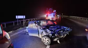 Sakarya'da Otomobil Bariyere Çarpınca 2 Kişi Yaralandı