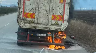 Ceyhan'da Seyir Halindeki Kamyonun Lastiğinde Yangın Çıktı