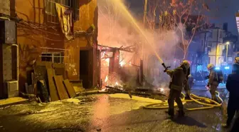 Beyoğlu'nda Üç Katlı Metruk Binada Yangın Çıktı