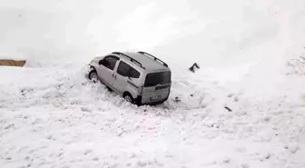 Bingöl'de Hafif Ticari Araç Şarampole Yuvarlandı: 3 Yaralı