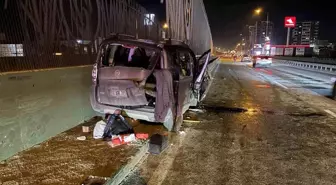 Bursa'da Kontrolden Çıkan Otomobil Demir Bariyerlere Saplandı: 1 Yaralı