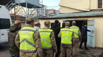 Muradiye'de Düzensiz Göçmen Operasyonu: 5 Göçmen Yakalandı, 4 Organizatör Tutuklandı