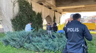 Antalya'da Üst Geçit Altında Erkek Cesedi Bulundu