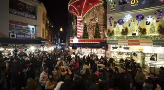 İstanbul'da Yılbaşı Kutlamaları Renkli Görüntülerle Başladı