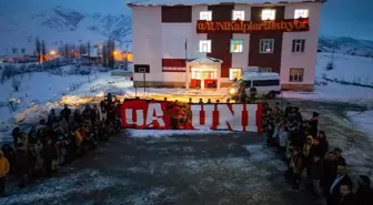 Galatasaray Taraftar Grubu Öğrencilere Yeni Yıl Hediyeleri Dağıttı