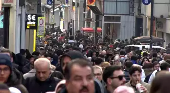 Beyoğlu İstiklal Caddesi'nde Yeni Yıl Yoğunluğu