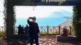Antalya'da Yılbaşı Güneşi, Plajları Doldurdu