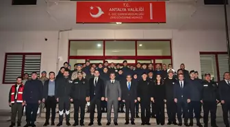 Antalya Valisi Hulusi Şahin, Yılbaşı Görevdeki Güvenlik Güçlerini Ziyaret Etti